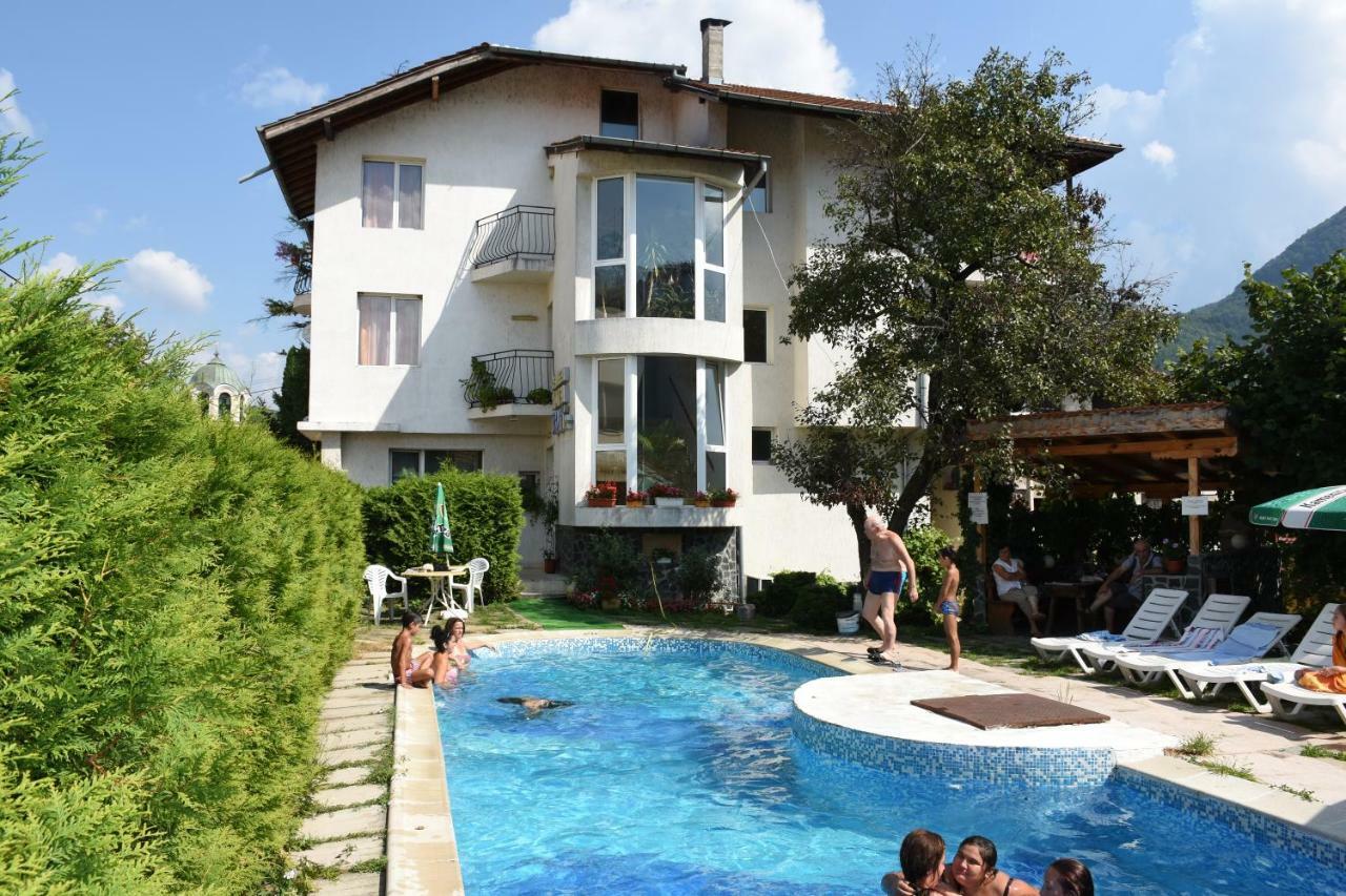 Семеен Хотел Вит Teteven Exteriér fotografie